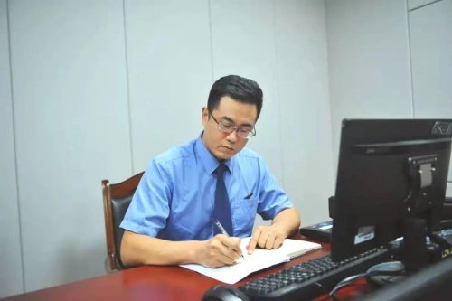 高磊铁肩担正义青春耀检徽