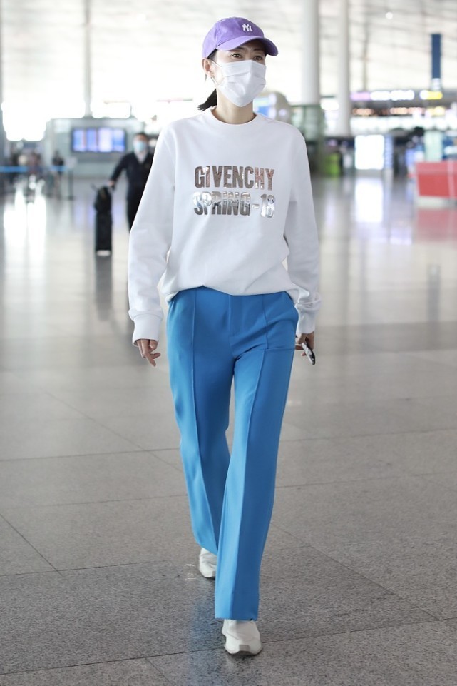 刘敏涛一身休闲穿搭简单大方十分接地气一点明星架子都没有