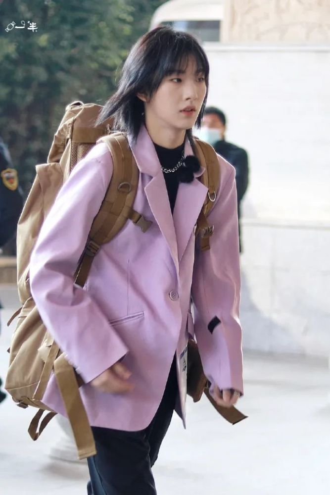 初舞台被许多选手夸漂亮,也靠舞蹈拿到a,网友又开始讨论他的形象适不