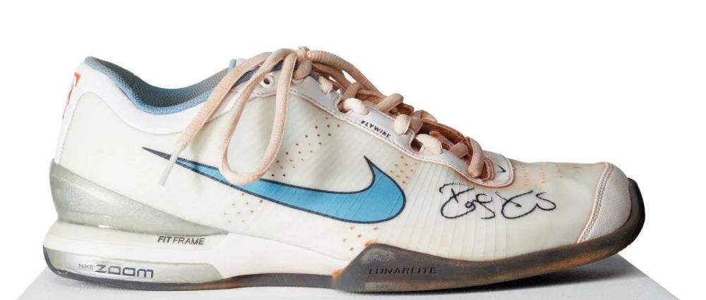 将沾着土的费德勒球鞋摆进展柜收藏起那些球场上的高光时刻