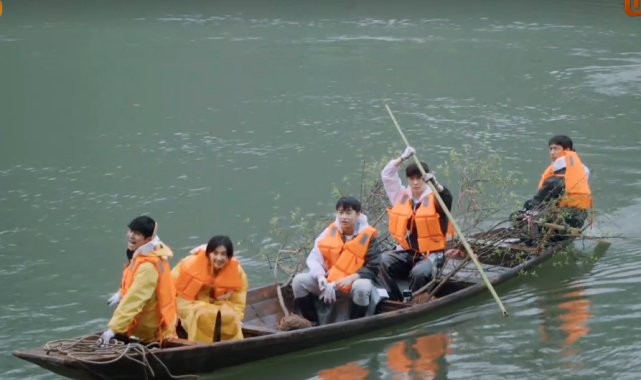 杨紫跟张子枫唠家常 跟张艺兴穿同款上千家居服 要官宣关系 腾讯新闻