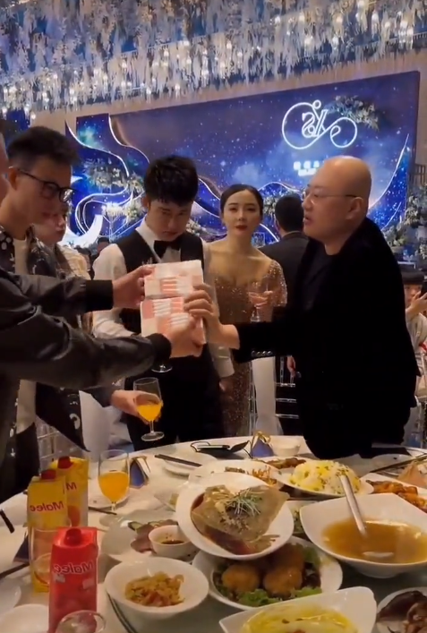 辛巴合伙人伽柏参加婚礼,送2沓现金红包似板砖,被曝已随礼100万