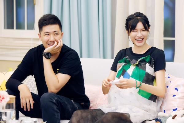 李艾晒母子合照,小灯泡努力展现长腿,可爱举动超萌