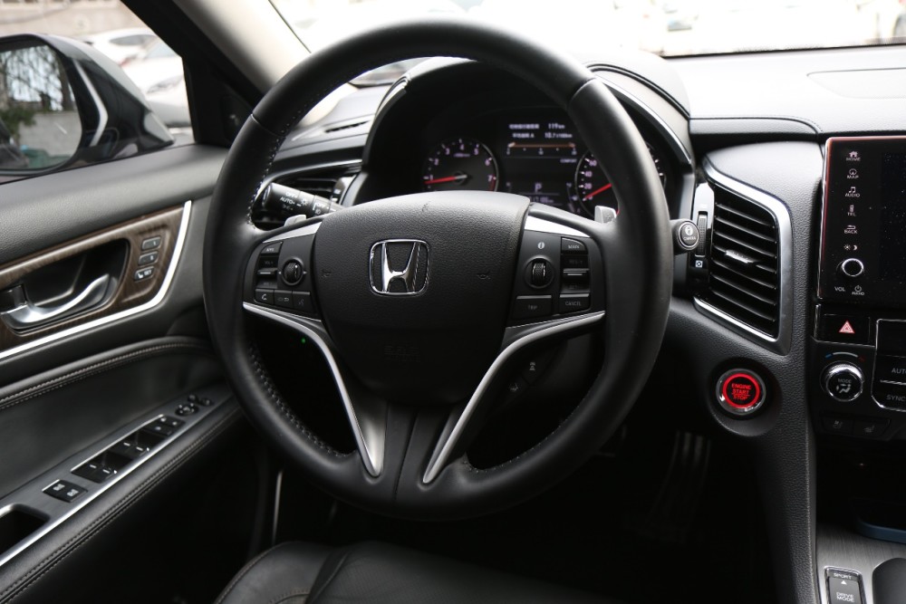 内饰方面,主要也是沉稳大气为主的主基调,中控台采用了对称式环抱设计