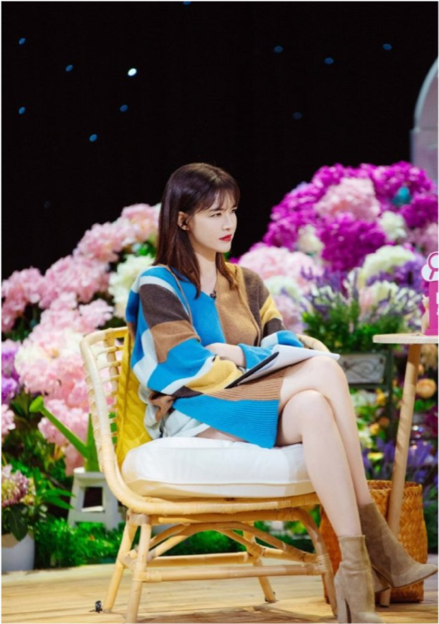 李艾晒母子合照小灯泡努力展现长腿可爱举动超萌