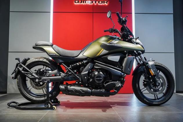 钱江500cc巡航太子水冷双缸功率36kw配一身精品硬件售37万