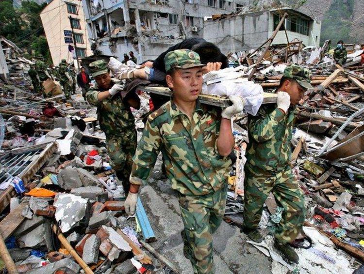 汶川地震救援官兵图片