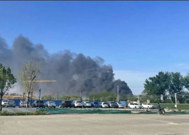 亦庄附近一露天废品收购站着火明火已被彻底扑灭无人员伤亡