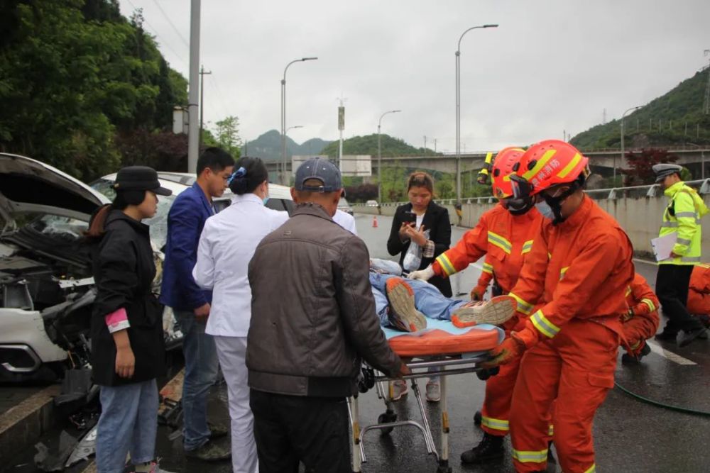 經現場交警初步判斷 事故車輛在撞擊左側防護欄燈杆後 飄移至右側人行