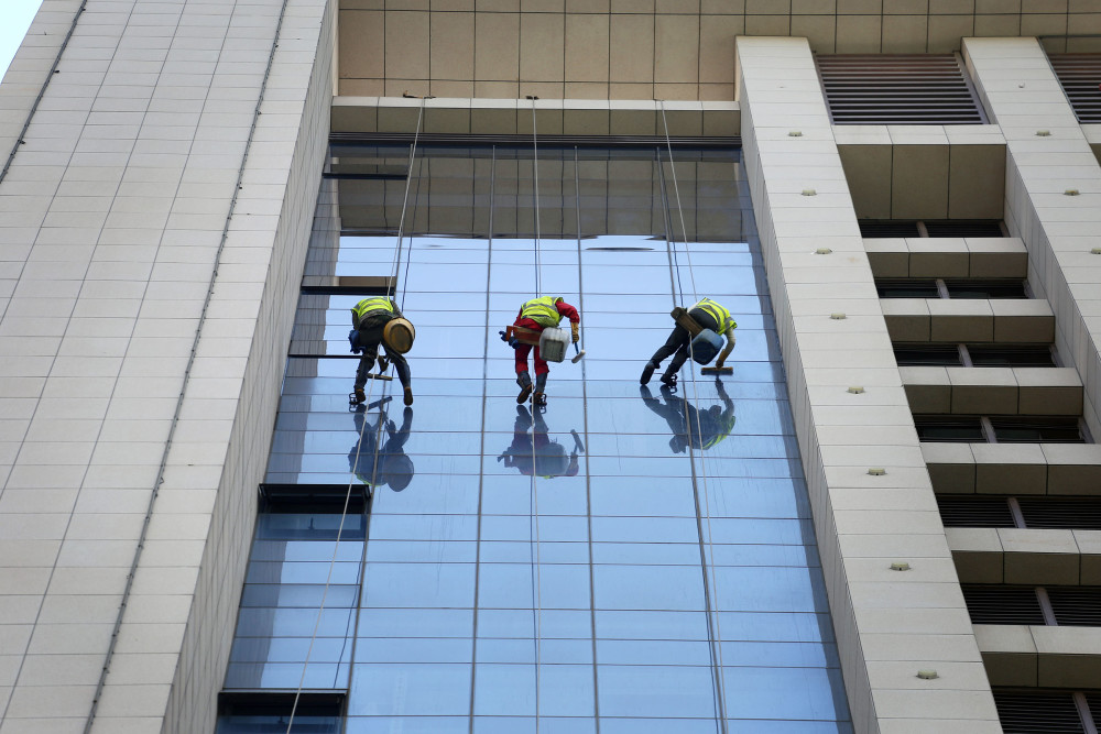 拆迁分了两套房,小伙仍觉得养娃很吃力,当"蜘蛛侠"爬100米高楼擦玻璃