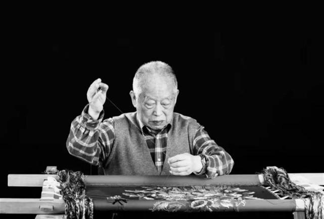任本荣为国家级非遗项目汉绣传承人,中国首届刺绣艺术大师,湖北省工艺