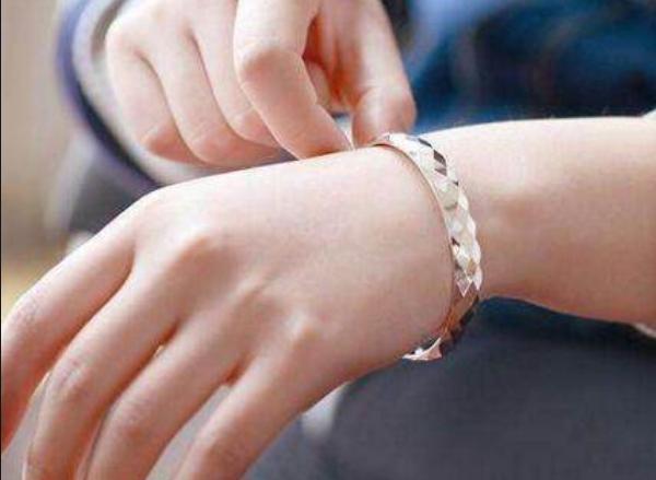 女人戴银手镯好处多佩戴也有讲究并非迷信尽量别乱戴
