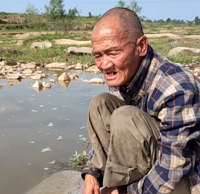 河南一低保户大爷抱怨村里常给钱:我不想要钱,我想要老婆_腾讯新闻