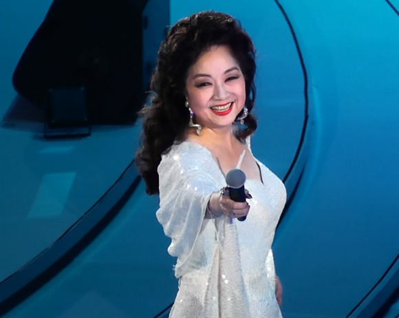 华语乐坛实力派君凤芳菲之徐小凤现场表现稳定大气声声入耳无人能敌