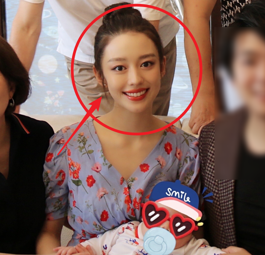 吉娜产后三个月亮相和儿子同框好似少女这身材终于不用被骂了