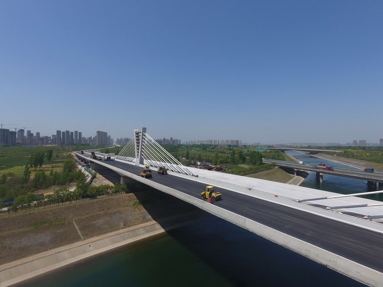 郑州"南五环"一标项目部顺利贯通,打响了全线通车的"第一枪"!