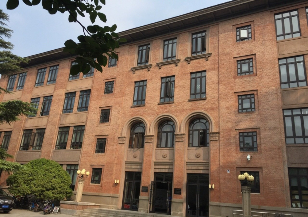 这个建筑是清华大学水利水电工程系的大楼而这位爷爷就是这栋大楼的