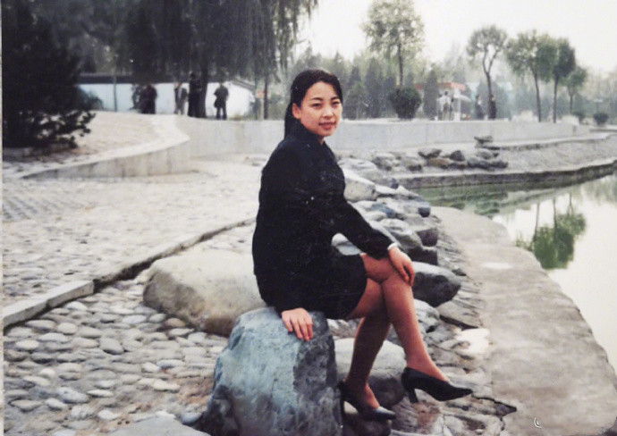 孙怡晒母亲节大片表白妈妈,罕穿露腰装秀身材,母女同框像姐妹花