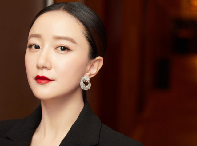 那么,作为黑保护伞的情妇,林巧儿在这场权力,金钱,欲望和情感交织的