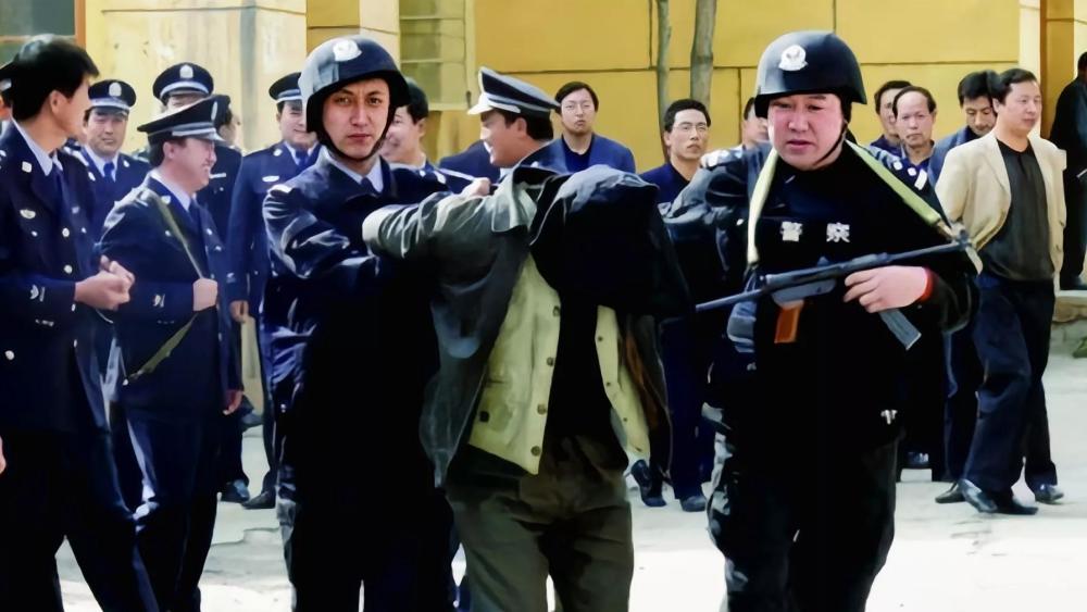 完事以后,秦家明还不肯罢休,一直在屋内等左家儿子回家.