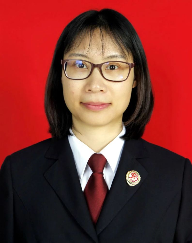 叶慧事迹风采眼前的她,一头干练的短发,清秀的脸庞上架着一副金边眼镜