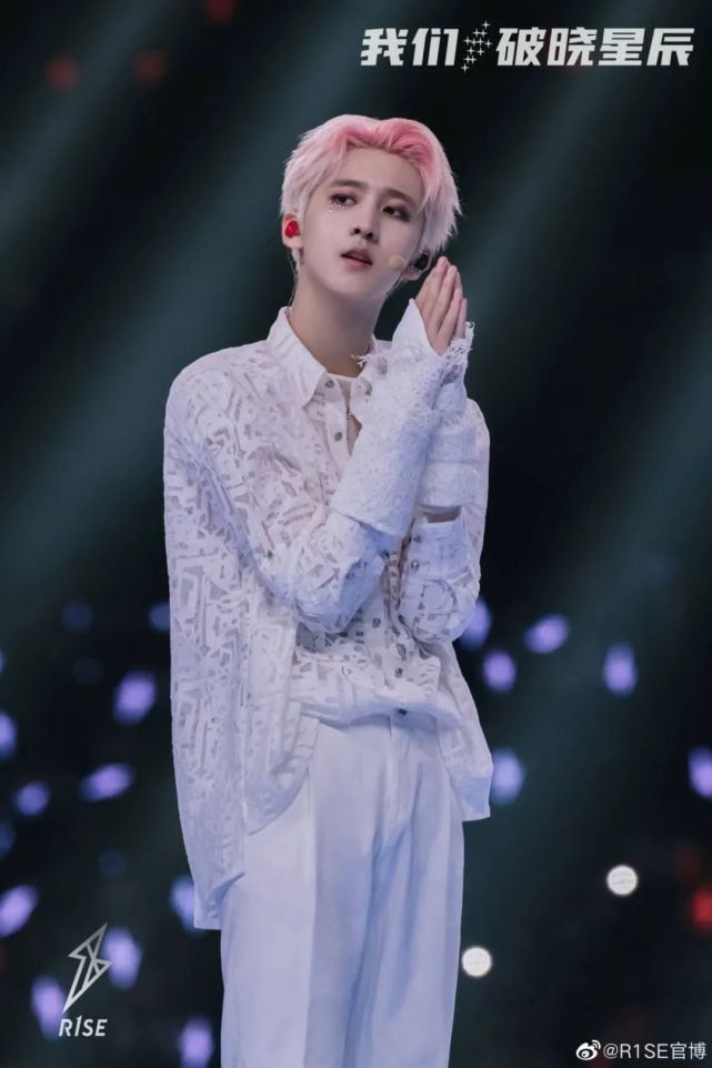 在第二章节"我们·破晓"的大主题下,十一个人成员更是分成了4个小分队