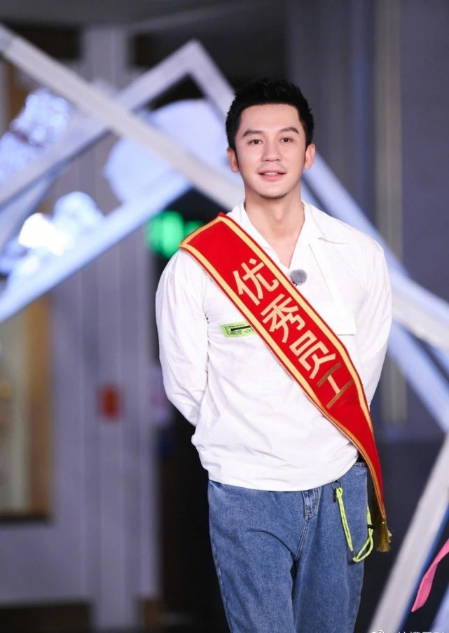 我感觉看见了我们大黑牛温柔,可爱的一面,有网友说李晨再一次放飞自我