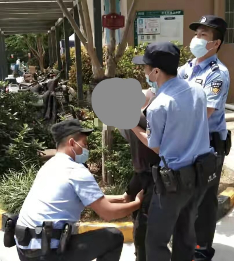 向民警致敬 男子持刀威胁女子 民警不顾危险上前制服 事后察觉腹部被划 腾讯新闻