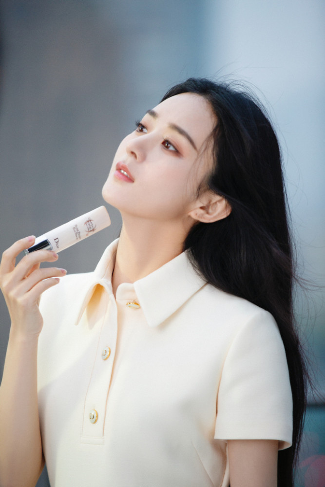 和冯绍峰离婚后赵丽颖再晒美照帅气如女总裁满脸疲意引人心疼
