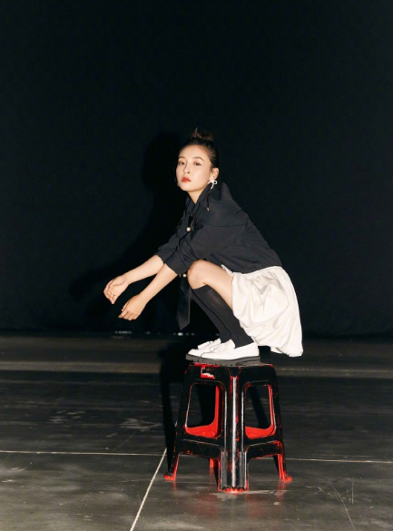 吴倩产后重回颜值巅峰穿半筒袜拍摄写真一双筷子腿又a又飒