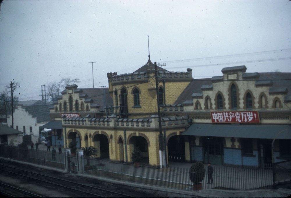 也许是为了帮助人们找回对老唐山的美好记忆,也许是为了开发唐山的