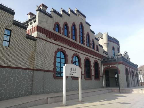 也许是为了帮助人们找回对老唐山的美好记忆,也许是为了开发唐山的