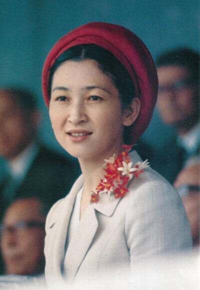 如今的美智子已经不再年轻,她曾拒绝死后与明仁合葬的规定,称自己高攀