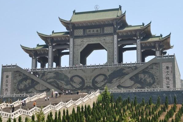 看到照片后的游客们蜂拥而至,都希望到山顶上的南天门来看一看,而且山