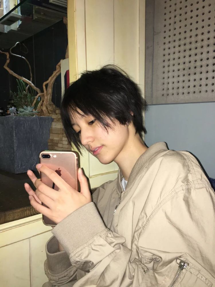 后来小八还把一头短发染成了橘色,竟然意外的合适,感觉颜值又提升了一