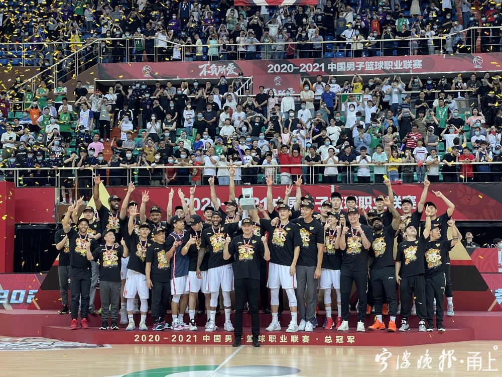 cba总冠军广东宏远来甬比赛主教练杜锋满满都是回忆