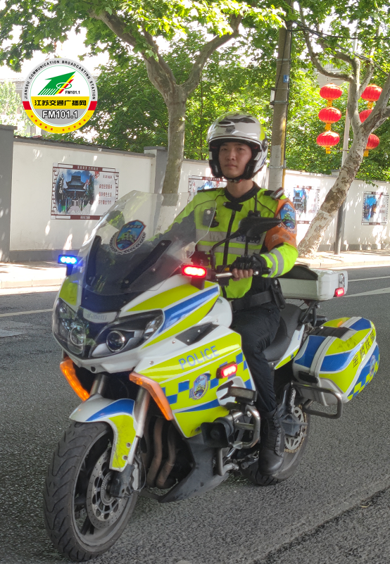 地点,同时结合监控视频,我们找到了当时帮助他的铁骑队员——周灵艺