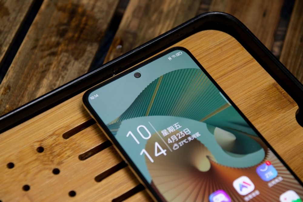 先从正面屏幕开始聊起吧.中兴axon 30 pro搭载了6.