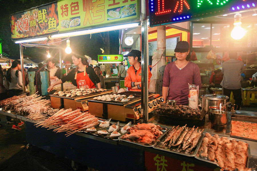三亚市中心有一座夜市海鲜肥美椰奶清凉堪称三亚之魂