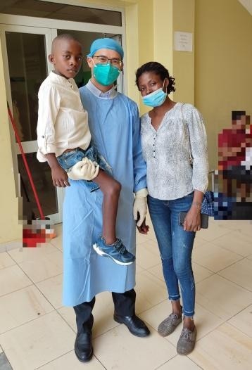 援非日记虫卵钻进小腿我在非洲治疗患蝇蛆病的男孩