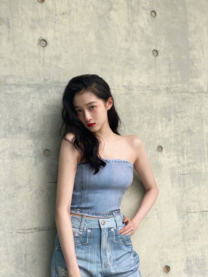 关晓彤晒男友视角美照罕穿露脐装大秀马甲线九头身身材比例超赞