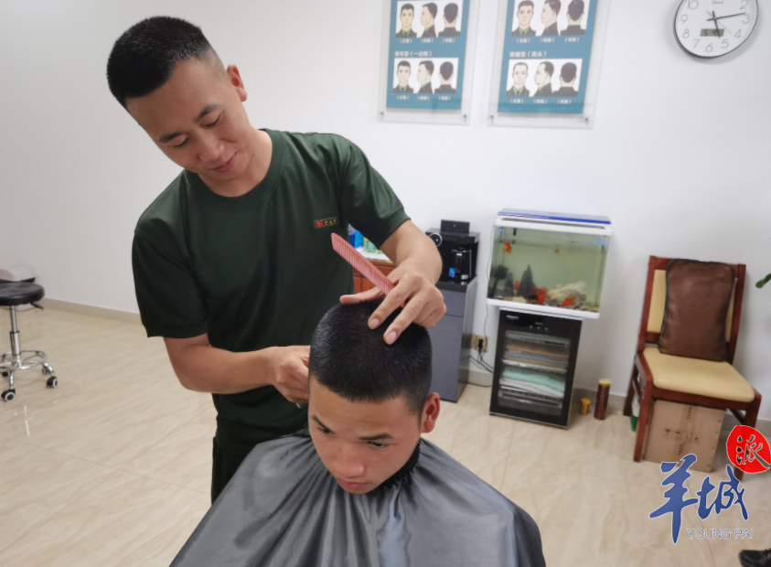 帅三次报名参军他被战友称为军营首席理发员