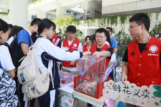义卖鲜花深圳市民别样的母亲节