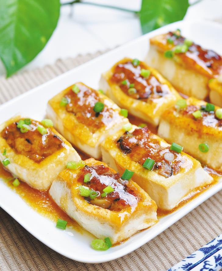 客家煎酿豆腐要用中火快煎时间太长豆腐会起蜂窝泡不够软嫩