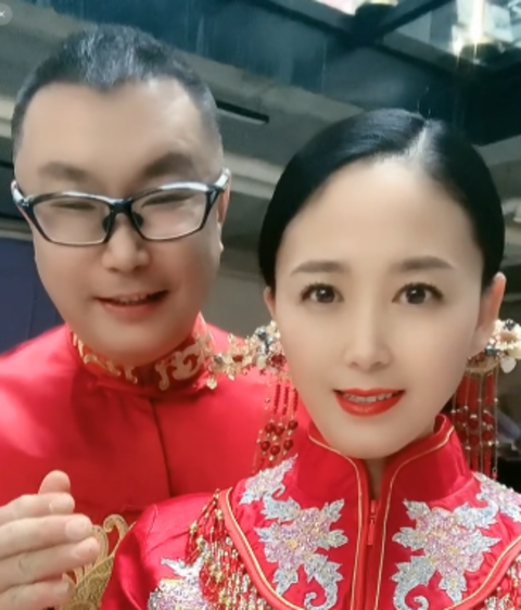 尹相杰与老婆补拍婚纱照,娇妻前凸后翘身材火辣,一起商演搂腰秀恩爱