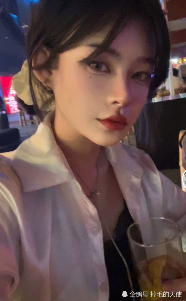 西红柿ovo首晒生活照体验地摊儿文化很接地气照片与直播时有明显差距