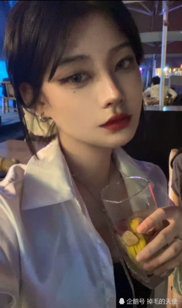 西红柿ovo首晒生活照体验地摊儿文化很接地气照片与直播时有明显差距