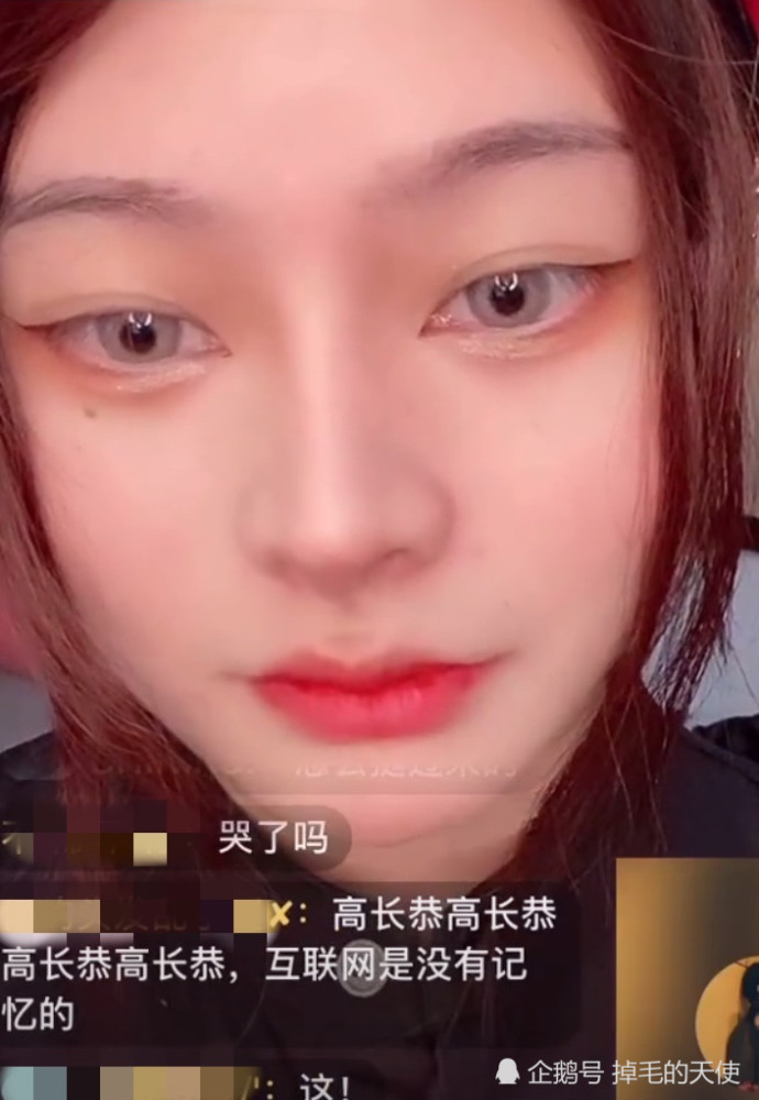 西红柿ovo首晒生活照体验地摊儿文化很接地气照片与直播时有明显差距