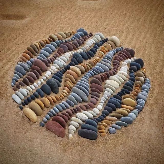 他用石头创作艺术排列成各种舒服的图案强迫症都被治愈了