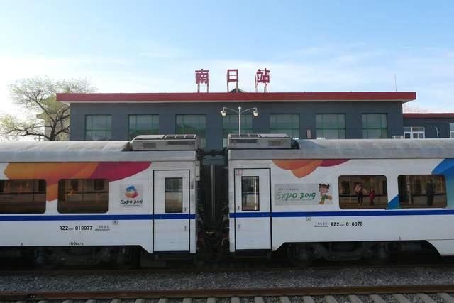 登上火车发现乘客真的不少,虽然已经没有了座位,好在没多长时间就能到